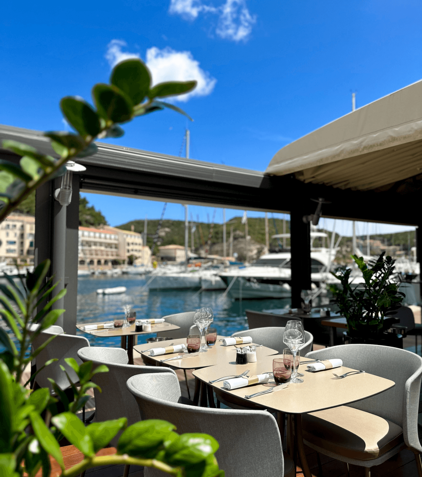 La terrasse vue mer du restaurant à poisson à Bonifacio