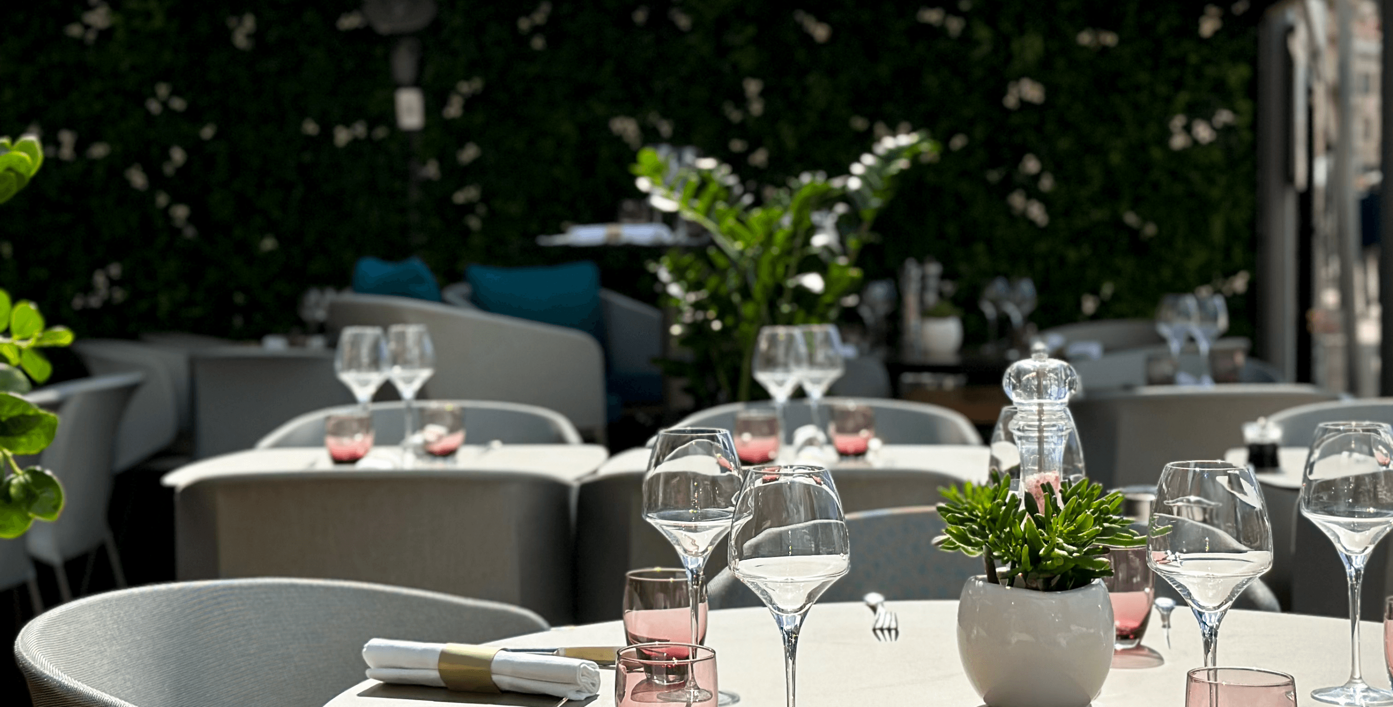 La terrasse du restaurant en bord de mer Le Voilier à Bonifacio