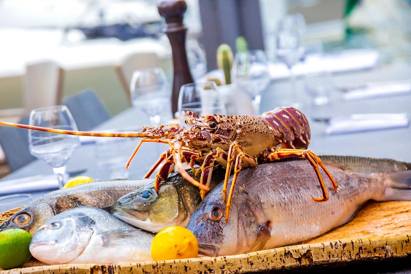 Langouste fraîche au restaurant de la mer Le Voilier à Bonifacio 