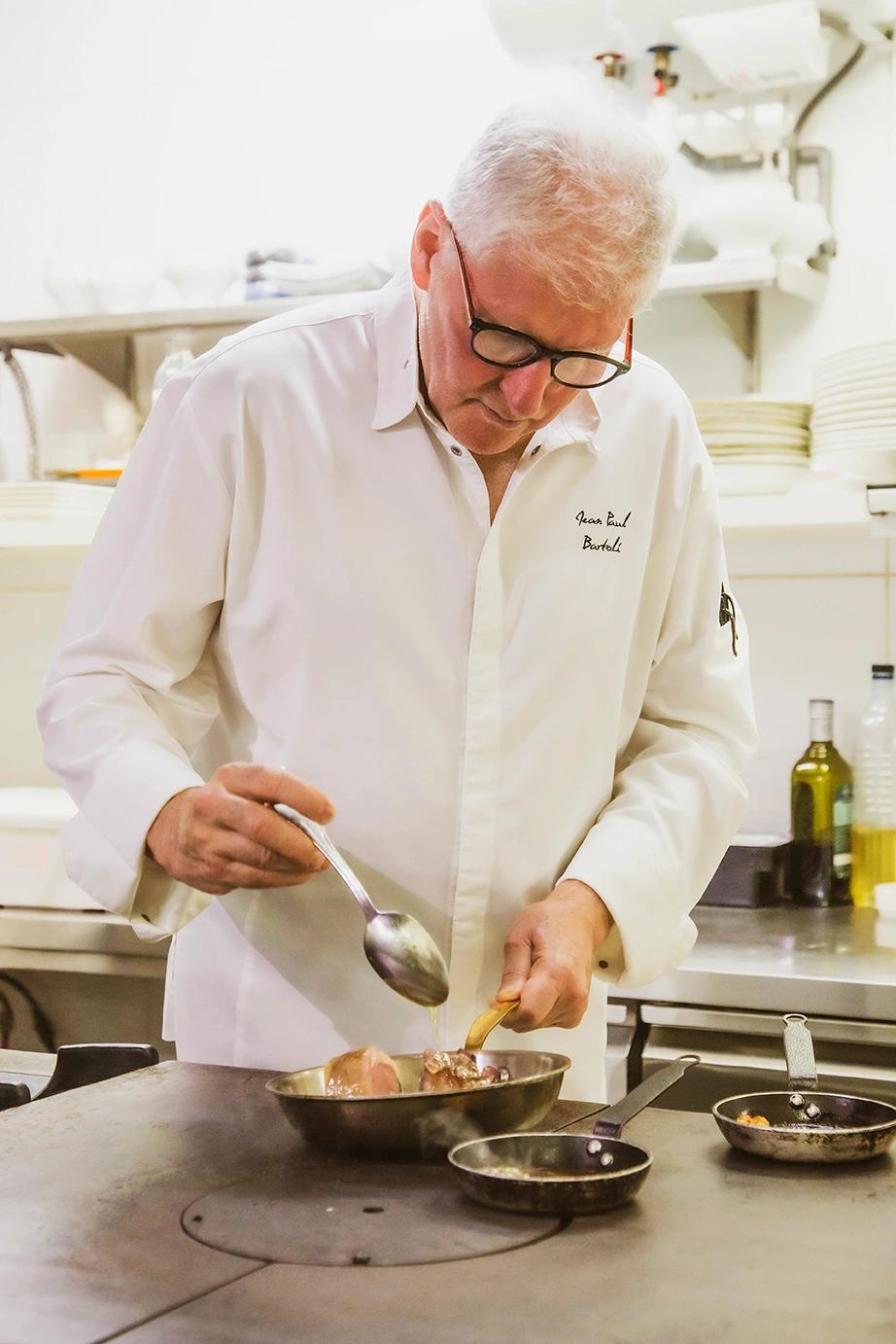 Le chef du restaurant en bord de mer à Bonifacio 