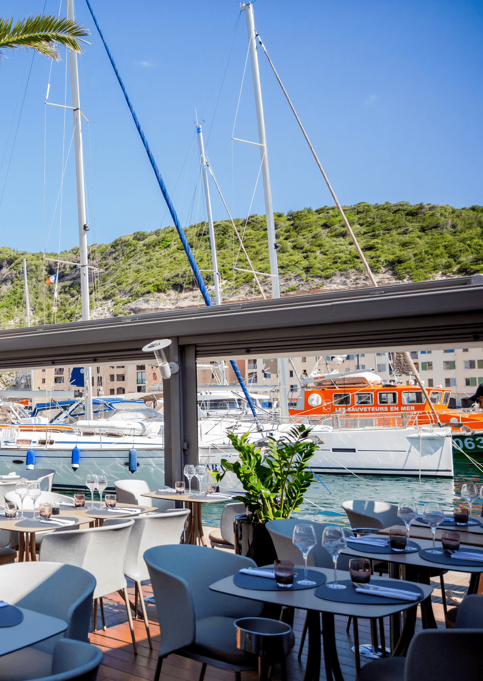 Restaurant gastronomique avec terrasse sur le port de Bonifacio