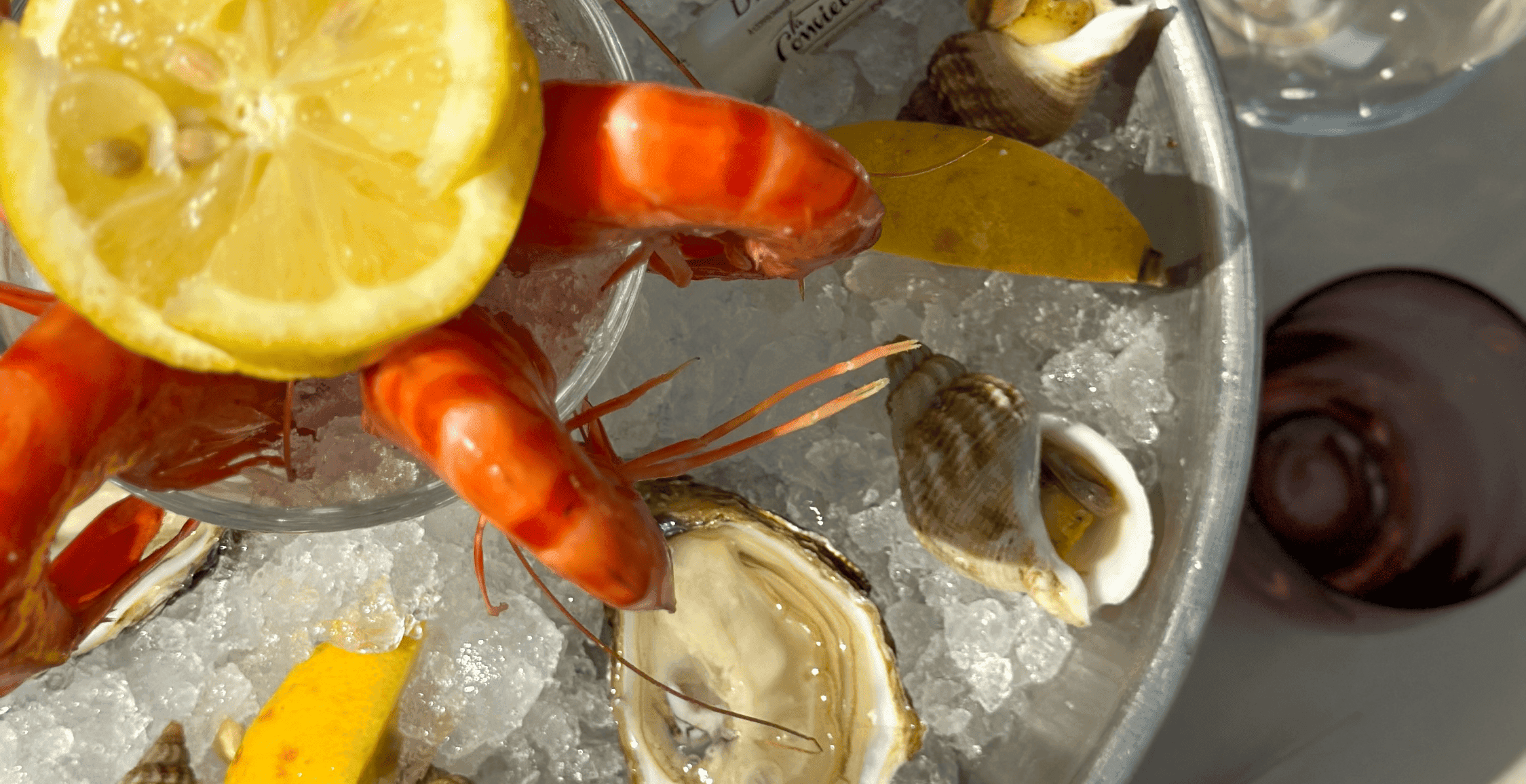 Plateau de fruits de mer frais au restaurant gastronomique Le Voilier à Bonifacio