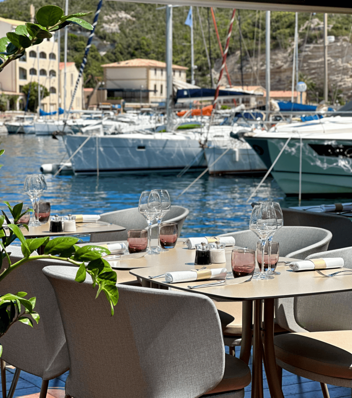Restaurant gastronomique avec terrasse sur le port de Bonifacio